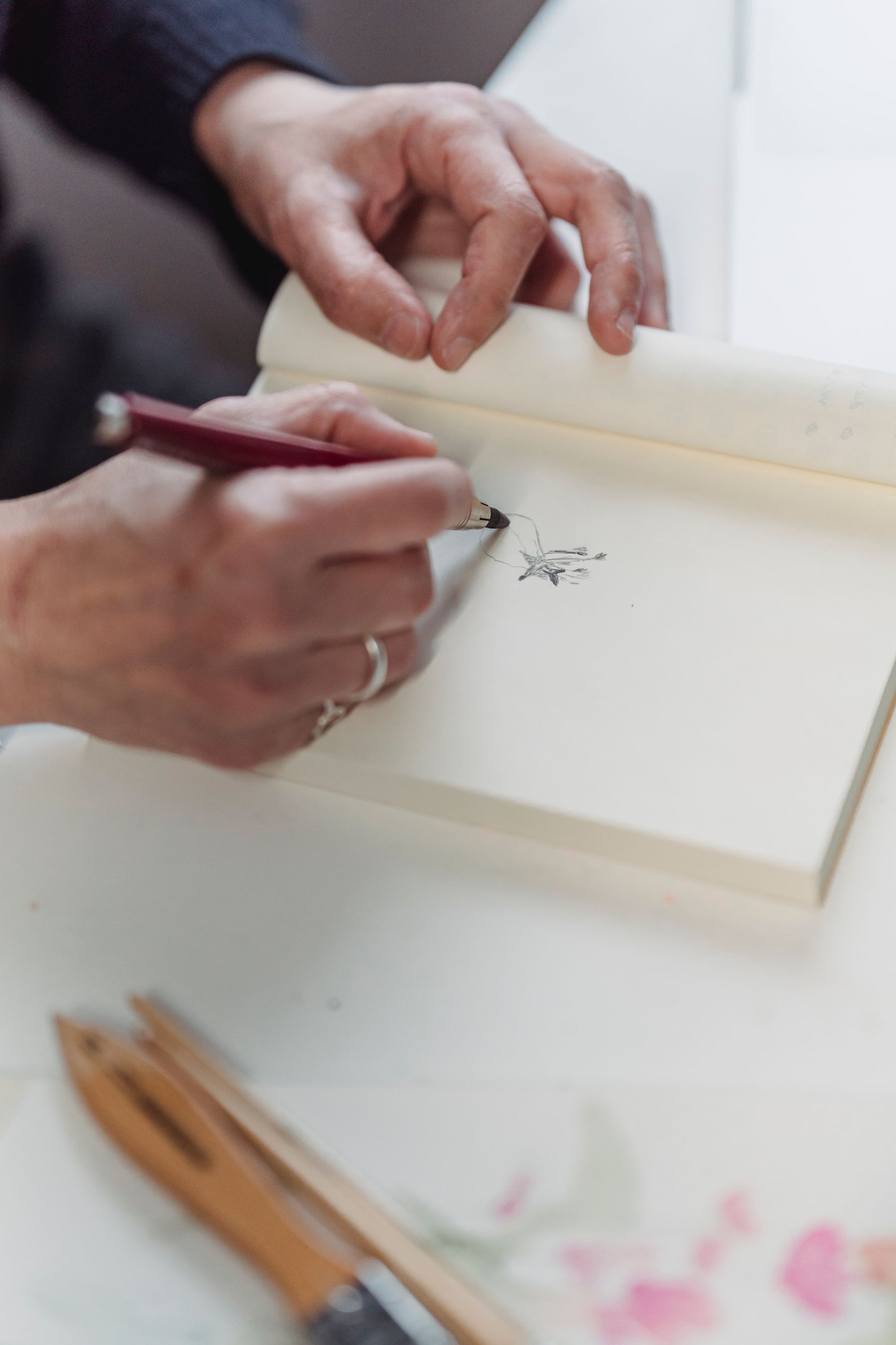 Real studio practice supporting accessible art learning: materials, space and communication